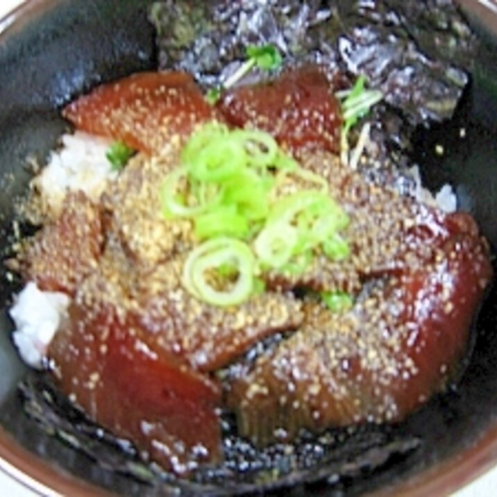 ごまがポイントのヅケまぐろ丼